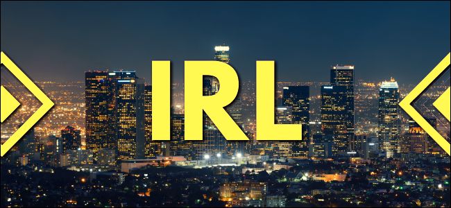 O inicialismo "IRL" sobreposto a uma paisagem urbana de Los Angeles.