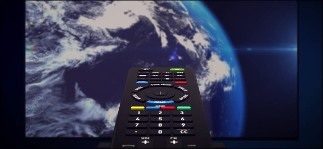 Um controle remoto infravermelho apontado para uma tela de TV que mostra o planeta Terra.