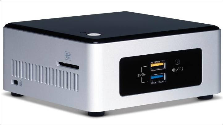 Um gabinete Intel NUC muito pequeno em prata e preto revelando as portas de E / S traseiras.