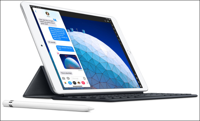 O 2020 iPad Air com um teclado inteligente e lápis Apple.