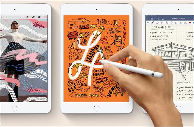Alguém desenhando em um iPad mini 2020 com um lápis Apple.