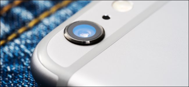 A lente da câmera na parte de trás de um iPhone.