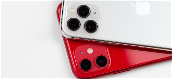 Um iPhone 11 vermelho e um iPhone 11 Pro prateado.
