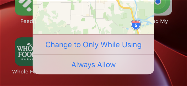 Uma mensagem de localização em segundo plano mostrando um mapa em um iPhone com iOS 13.