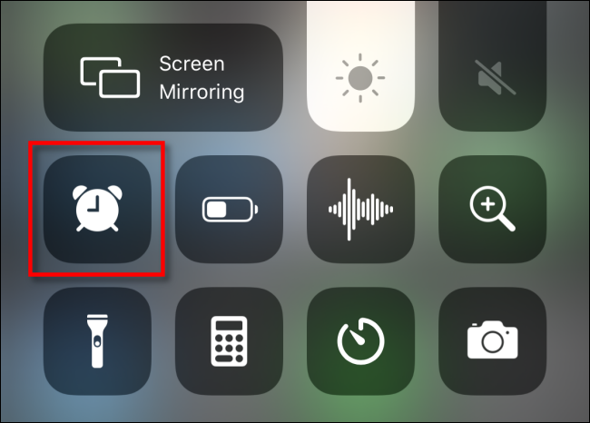 O ícone de atalho de alarme no iPhone Control Center