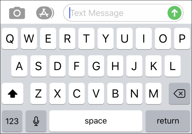 Um teclado na tela do iPhone sem botão de emoji