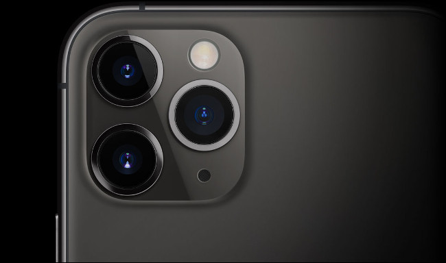 As lentes triplas em um iPhone 11.