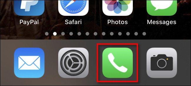 Toque no ícone de telefone verde para abrir o aplicativo Telefone no iPhone.