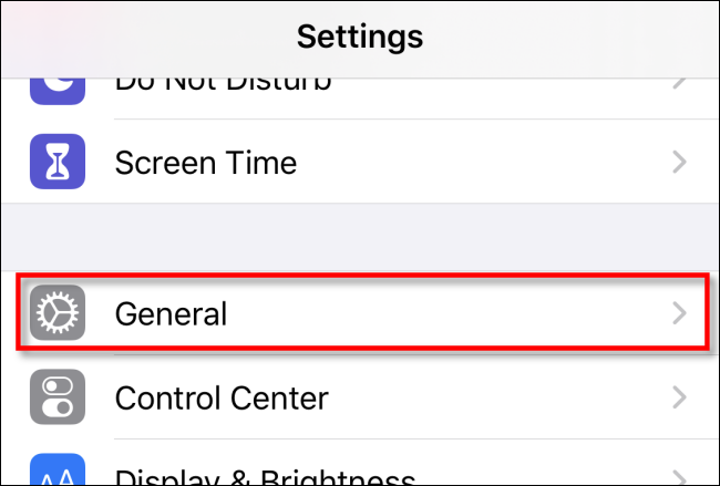 Selecione Geral em Ajustes no iPhone