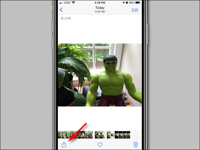 Toque no botão Compartilhar em Fotos no iPhone.