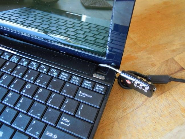 laptop com cabo de bloqueio
