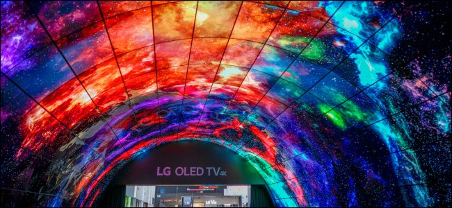 Uma tela suspensa de TVs LG OLED curvas.