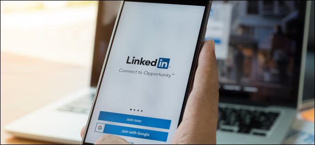 O aplicativo do LinkedIn em um smartphone e o site em um laptop.