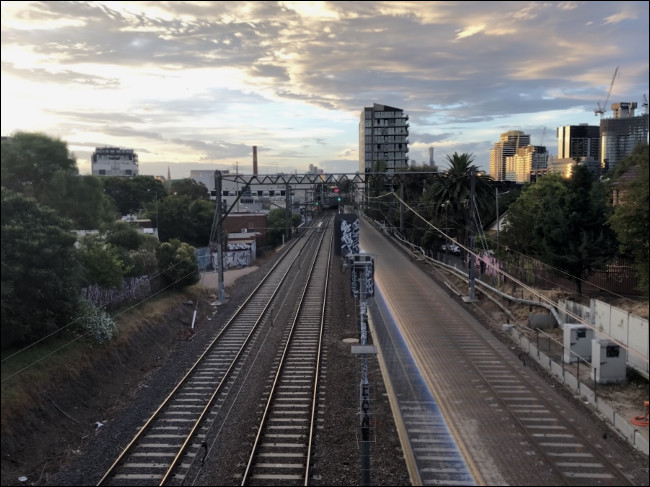 Longa exposição de um trem passando baleado com um iPhone X.