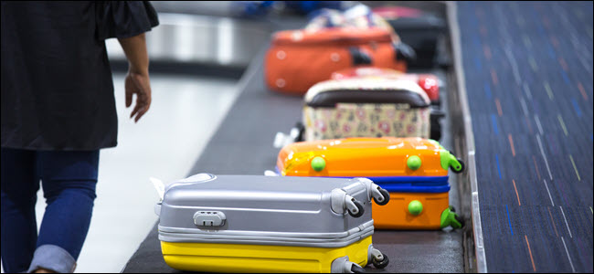 Mala com rodinhas em uma esteira de bagagem no terminal do aeroporto