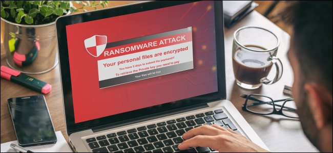 Um MacBook com um ataque de ransomware na tela.