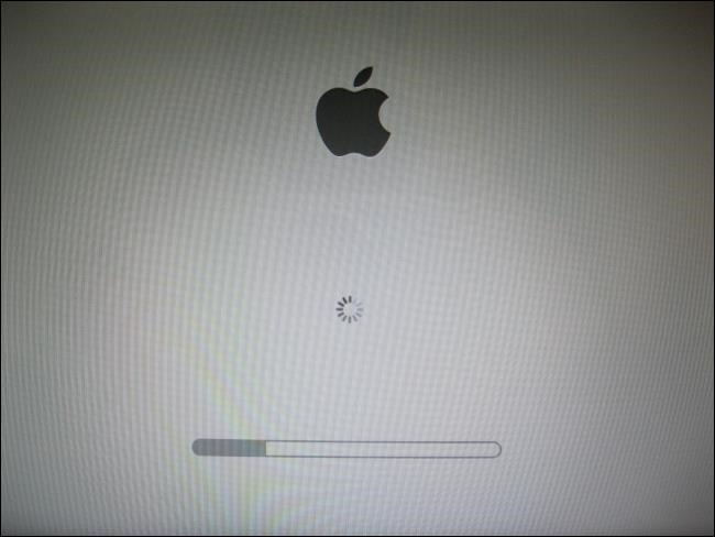 Um Mac executando uma verificação de disco no modo de segurança.
