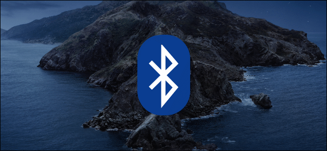 O logotipo do Bluetooth em um plano de fundo do macOS de uma costa rochosa.