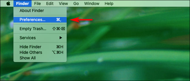 Clique em "Finder" e depois em "Preferências" na barra de menu do macOS.