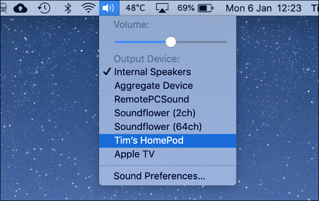 A lista de dispositivos disponíveis (incluindo um HomePod) sob o ícone de som em um Mac.