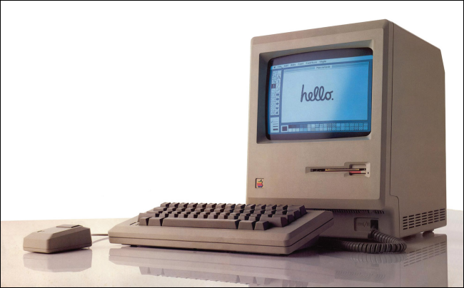 Um Macintosh original de 1984 com "Hello" na tela.