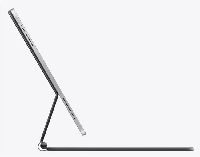 Uma vista lateral do 2020 iPad Pro com Magic Keyboard.