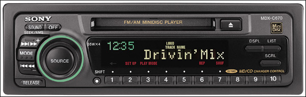 Um estéreo de carro MiniDisc Sony MDX-C670.