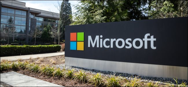 A Microsoft assina em frente à sede da empresa.