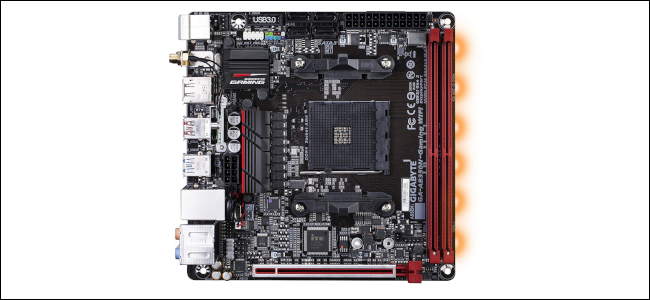 Uma placa-mãe Mini-ITX nua com dois slots de RAM e um único slot PCIEe.