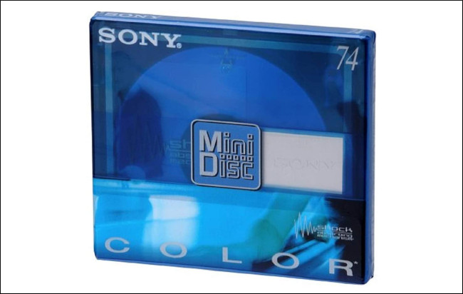 Um MiniDisc Sony virgem de 74 minutos.