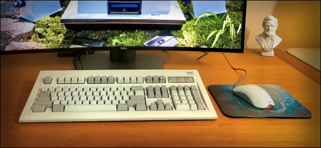 O teclado IBM Model M em uma mesa. 