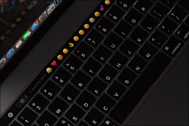 Um teclado MacBook Pro retroiluminado com uma barra de toque.