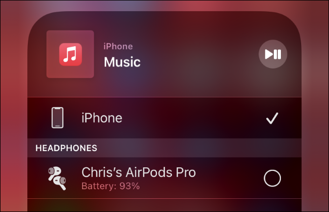 Conectando AirPods a um iPhone.