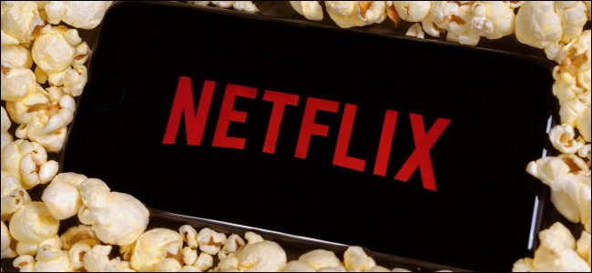 O logotipo da Netflix em um smartphone sobre uma pilha de pipoca.