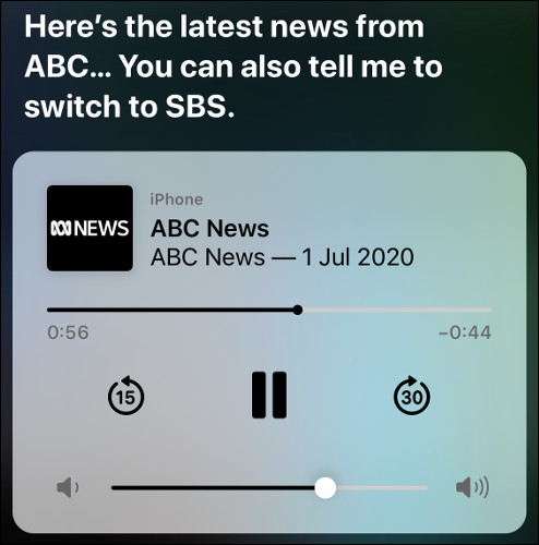 Siri reproduzindo uma transmissão de áudio ABC News no iOS.
