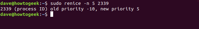 Comando renice em execução em uma janela de terminal