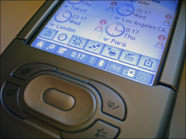 Um PDA exibindo a hora do dia em Tóquio, Los Angeles, Londres e Paris.