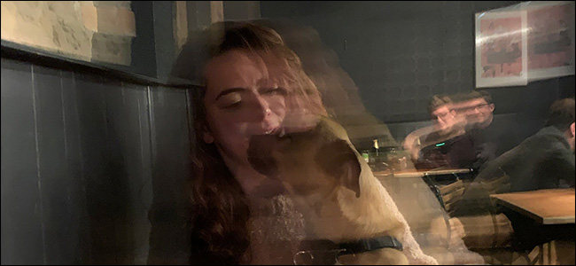 Uma foto borrada de uma mulher e um cachorro.