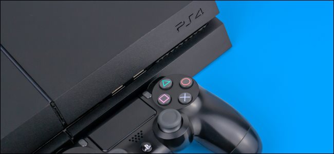 Um console Sony PlayStation 4 com um controlador DualShock 4.