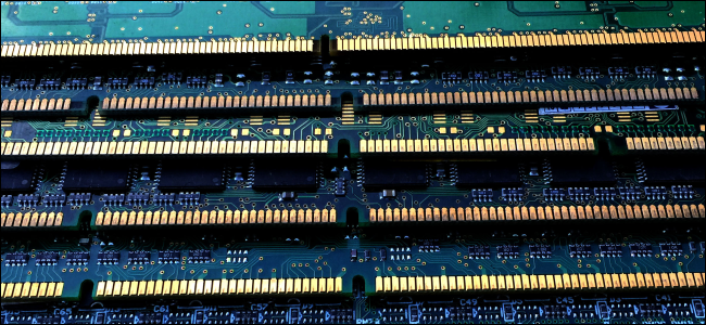 Módulos de RAM nus com placas de circuito verdes e conectores dourados.