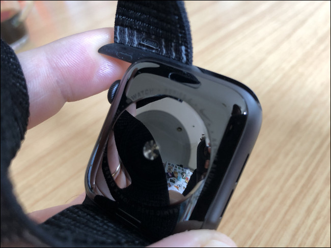 Remonte o Apple Watch reinstalando a pulseira