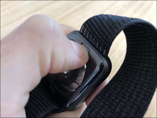 Remova a pulseira Apple Watch usando os botões na parte traseira do relógio