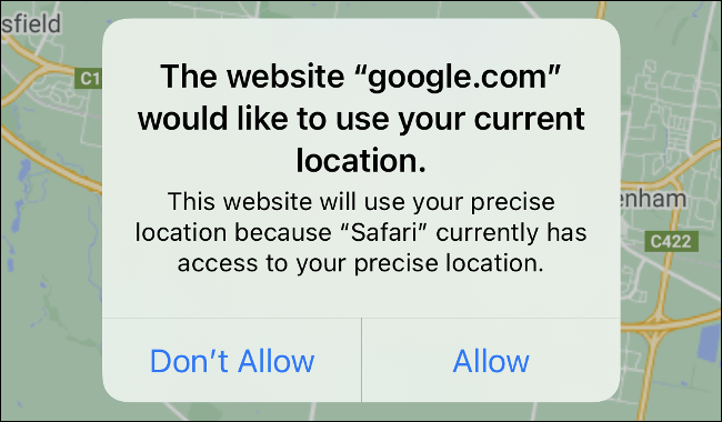 O prompt de localização do Safari no iOS 14.