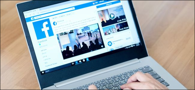 pessoa olhando para o Facebook em um laptop