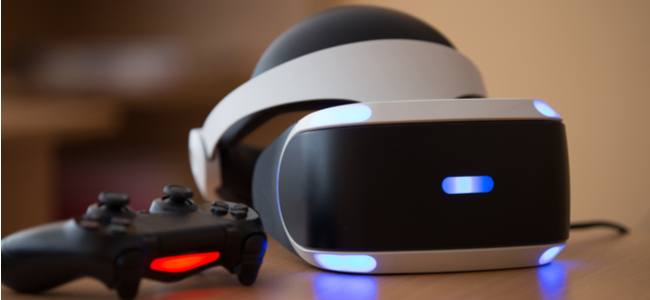 Fone de ouvido PlayStation VR, console PlayStation 4 e controlador em uma mesa.