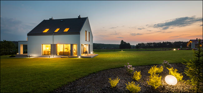 casa bem iluminada ao anoitecer