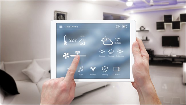 Mãos usando um Smart Home Automation em um iPad.
