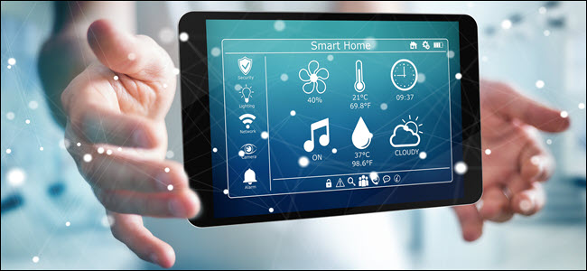 Mãos segurando um tablet com funções de casa inteligente exibidas