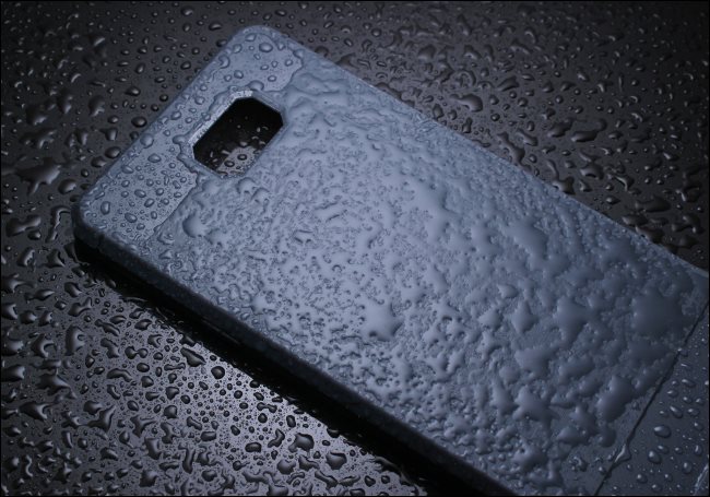 Uma capa de smartphone coberta de água.