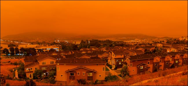 Um céu laranja e fumaça de incêndio florestal acima de São Francisco.